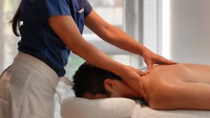Epouse offre un massage à 4 mains